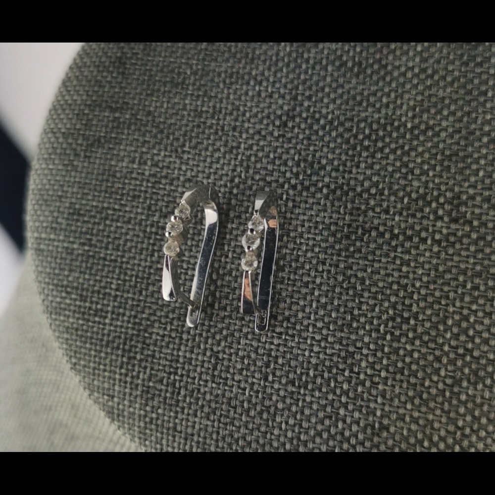 14k white gold design earings with natural diamonds